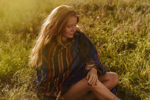 A large portrait of a young tanned red-haired girl with beautiful hair, natural natural beauty. Sitting in a field — Stock Photo, Image