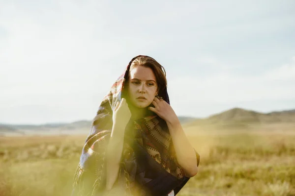 Thoughtfully correcting palantine on the head of a girl of natural beauty goes on the steppe — Stock Photo, Image