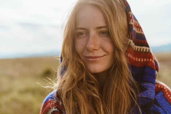 Cleverly - das fabelhafte Gesicht eines rothaarigen Mädchens ohne Make-up mit Sommersprossen im Gesicht und einem sanften Halblächeln in der Wüstensteppe — Stockfoto