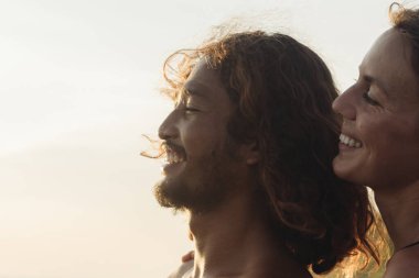 İki neşeli yüz profilde gülen adam ve kadın