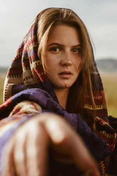A girl without makeup in an Indian cape on her head and shoulders is pointing with her finger. close-up — Stock Photo, Image