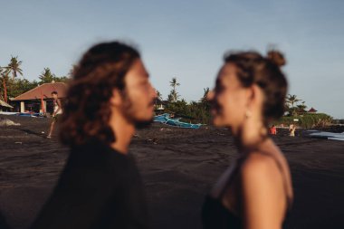 Sevgi dolu uluslararası bir çift gözlerinin içine bakarak birbirlerine hayran. büyük oynat