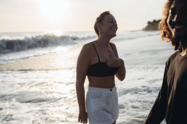 Okyanus sularının arka planında birbirine aşık çiftler.