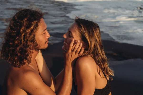 Dans le contexte des eaux côtières de l'océan, un couple amoureux s'admire. gros plan de profil — Photo