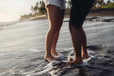 Yakın plan. Okyanusta ayakta duran erkekler ve kadınlar