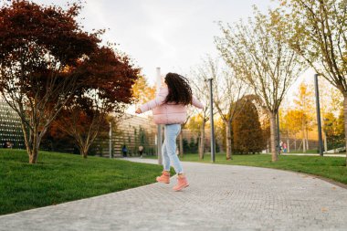 Park yolunda, uzaktaki sıcak elbiseli bir kıza doğru koşuyor.