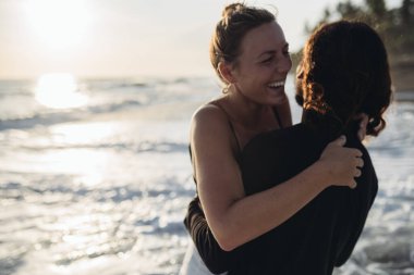 Adam sevgilisini kollarında büyüttü. Kadın onun yüzüne baktı ve okyanusa karşı güldü.