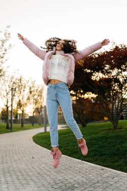 Sanki uçarken kız kollarını açmış ve parkta duygularına gülümsüyormuş gibi.