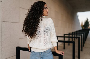 Beyaz süveter parlak koyu kıvırcık saçlar ince güzellik gölgesi