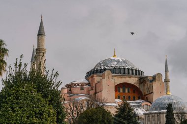 İSTANBUL, TÜRKEYE - 15 Şubat 2020: İstanbul Kışı. Karda Aziz Sophia Katedrali. Sultanahmet Bölgesi 'nde kar altında yürüyen insanlar..