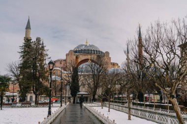 İSTANBUL, TÜRKEYE - 15 Şubat 2020: İstanbul Kışı. Karda Aziz Sophia Katedrali. Sultanahmet Bölgesi 'nde kar altında yürüyen insanlar..