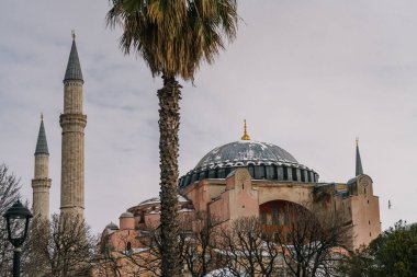 İSTANBUL, TÜRKEYE - 15 Şubat 2020: İstanbul Kışı. Karda Aziz Sophia Katedrali. Sultanahmet Bölgesi 'nde kar altında yürüyen insanlar..