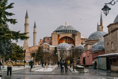 İSTANBUL, TÜRKEYE - 15 Şubat 2020: İstanbul Kışı. Karda Aziz Sophia Katedrali. Sultanahmet Bölgesi 'nde kar altında yürüyen insanlar..