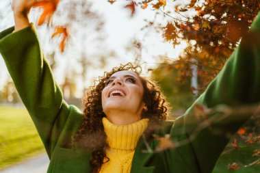Gülüşmeler heyecanla ağzını açıyor ve parkta kızların elini kaldırıyor.