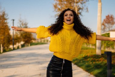 Sanki birisi uzun zamandır beklenen sevincin duygusunu ifade ediyormuş gibi kollarını neşeyle ona açıyor.