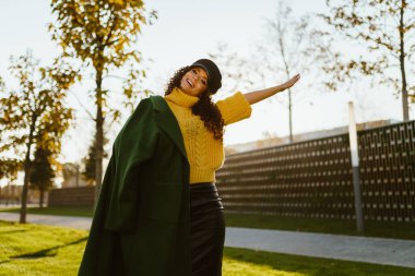 Kız hafifçe eğik bir kafayı omzuna fırlattı ve eliyle yüzünü gösterdi.