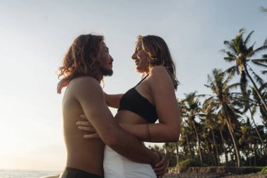 Derken erkek, onu, belinden tutup kendine doğru çekmeye başladı. (Kadın:) 