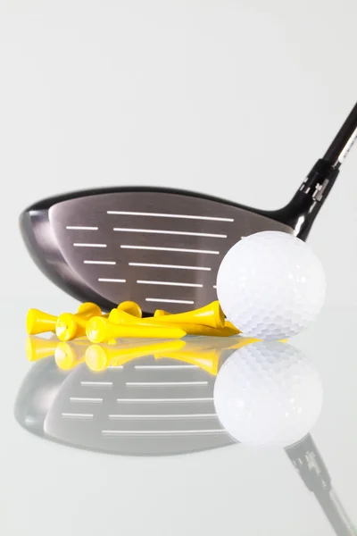 Λέσχη γκολφ, μπάλα και κίτρινο τροπές σε ένα γυάλινο τραπέζι — Φωτογραφία Αρχείου