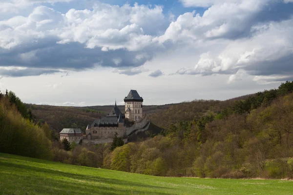 Castello di Karlstejn nella foresta — Foto Stock