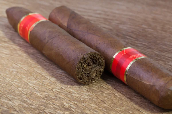 Zigarren auf dem alten Holztisch — Stockfoto