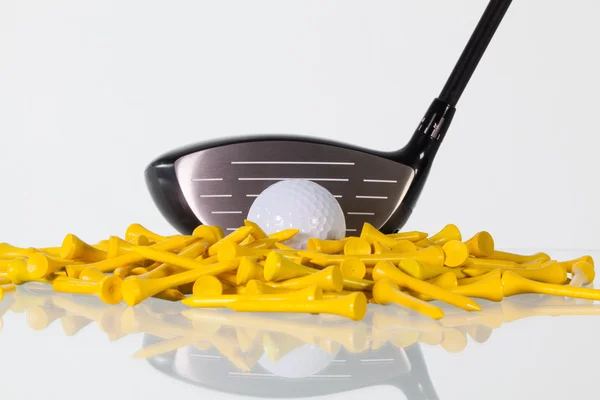 Driver e golf tees in legno su una scrivania di vetro — Foto Stock