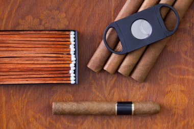 Dekoratif ahşap masa üzerinde farklı puro