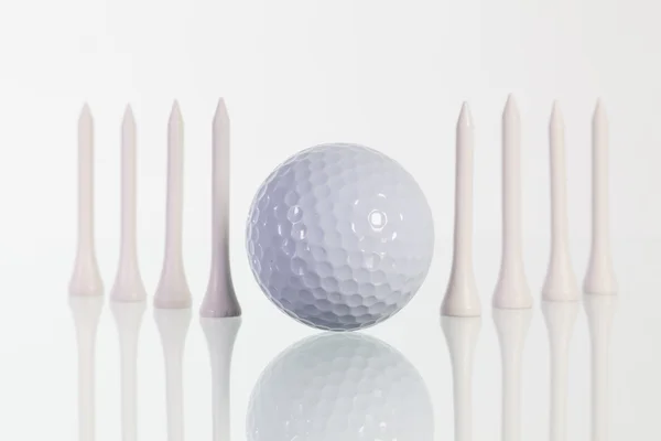 Bola de golfe e camisetas brancas na mesa de vidro — Fotografia de Stock
