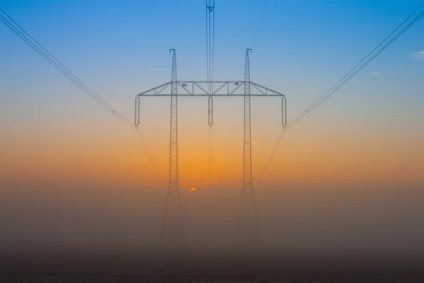 Sagoma della struttura palo elettrico ad alta tensione ad alba — Foto Stock