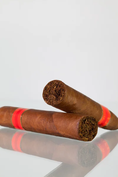 Verschiedene Zigarren auf einem Glasschreibtisch — Stockfoto
