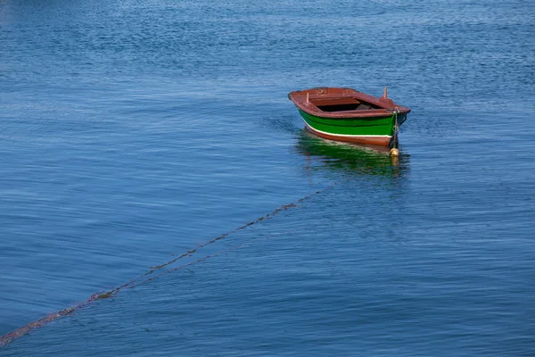 Lonely fishing boat in harbor — Stock Photo, Image