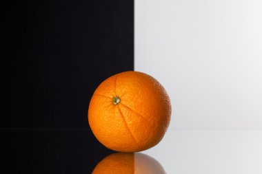 Tek Turuncu Siyah ve beyaz arka plan üzerinde izole 