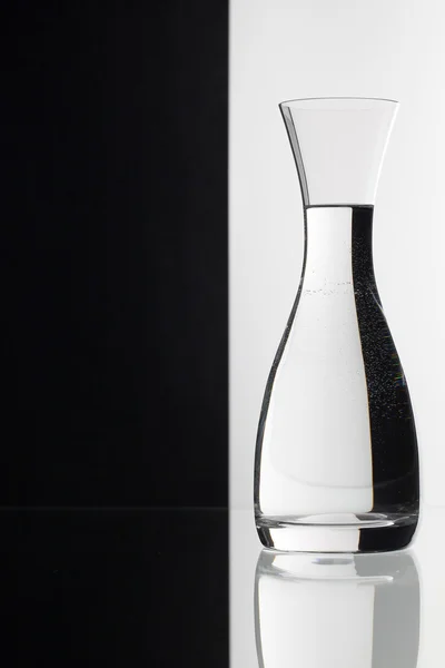Glas Wasser auf dem schwarz-weißen Hintergrund — Stockfoto