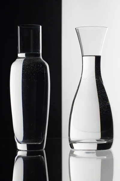 Óculos de água sobre o fundo preto e branco — Fotografia de Stock