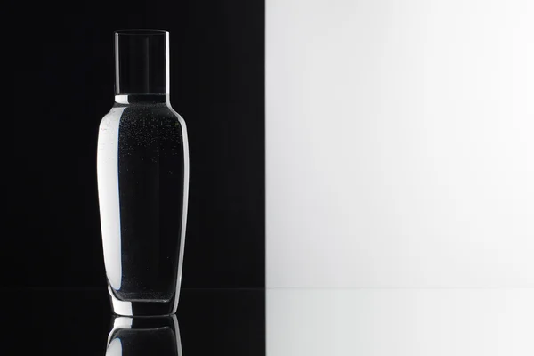 Bicchiere d'acqua sullo sfondo bianco e nero — Foto Stock