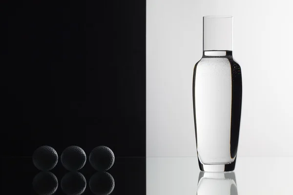 Glas vatten på svart och vit bakgrund — Stockfoto