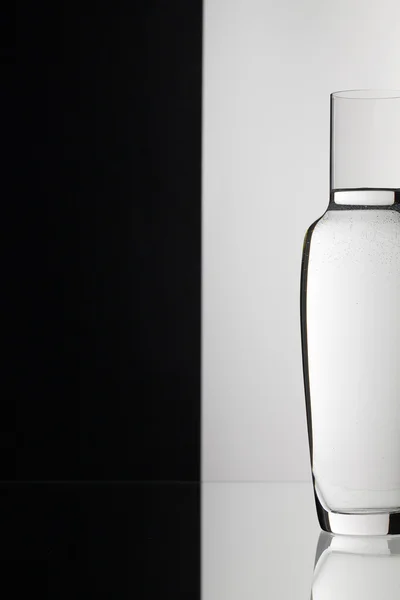 Vidro de água no fundo preto e branco — Fotografia de Stock