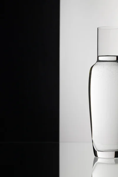 Verre d'eau sur fond noir et blanc — Photo