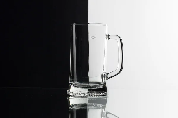 Bicchiere di birra sullo sfondo bianco e nero — Foto Stock