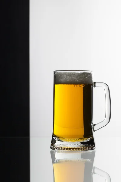 Copo de cerveja no fundo preto e branco — Fotografia de Stock