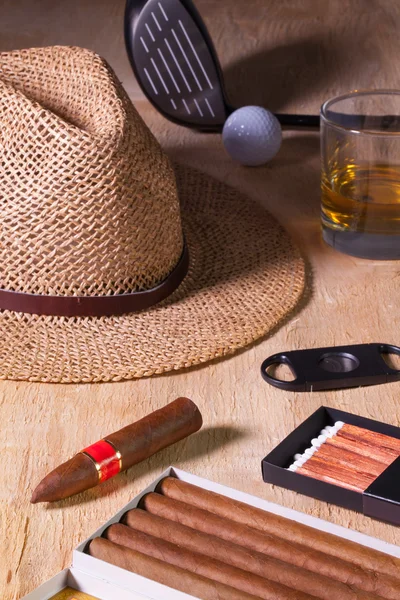 Siesta - puro, sombrero de paja, whisky escocés y conductor de golf en un wo — Foto de Stock