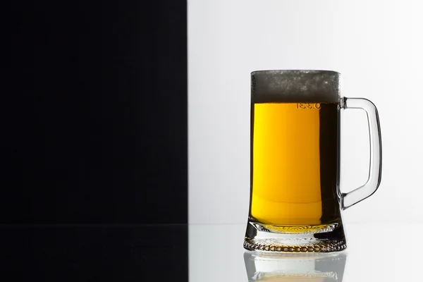 Copo de cerveja no fundo preto e branco — Fotografia de Stock