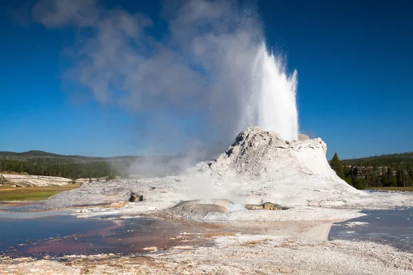 Нерегулярні виверження в замку гейзер в Yellowstone — стокове фото
