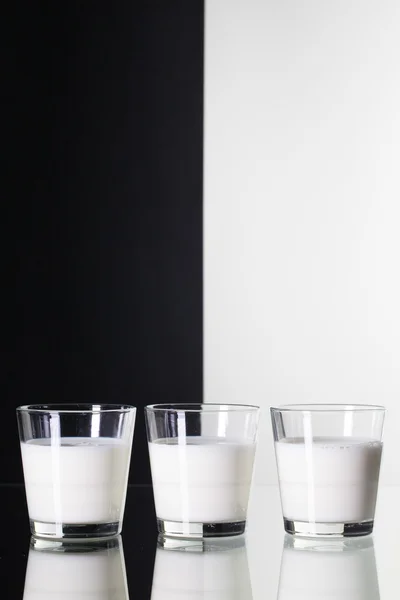 Glazen melk geïsoleerd op zwarte en witte achtergrond — Stockfoto