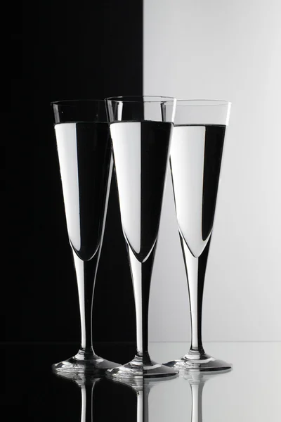 Óculos de água na mesa de vidro — Fotografia de Stock