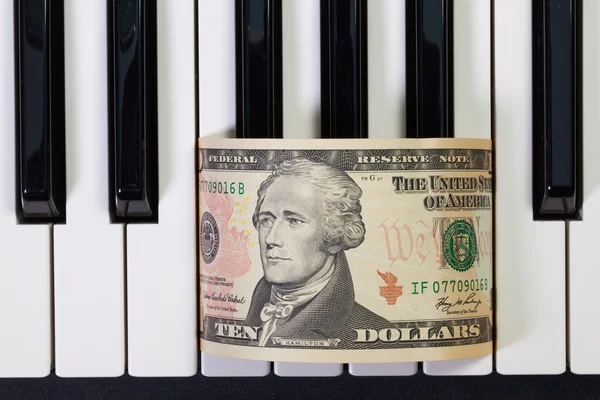 钢琴键盘和我们美元钞票 — 图库照片