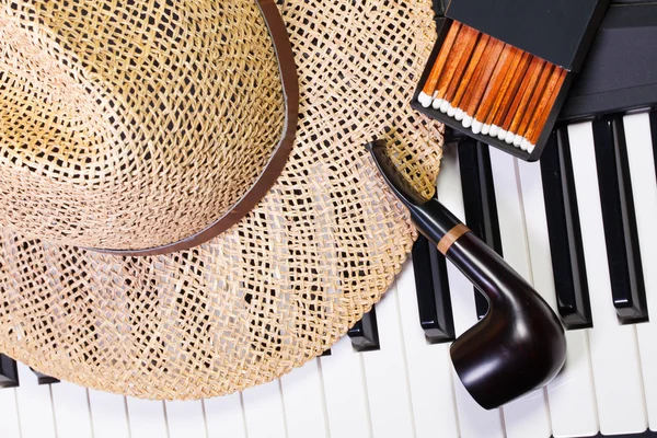 Teclado de piano, sombrero de paja y tubo de lujo —  Fotos de Stock