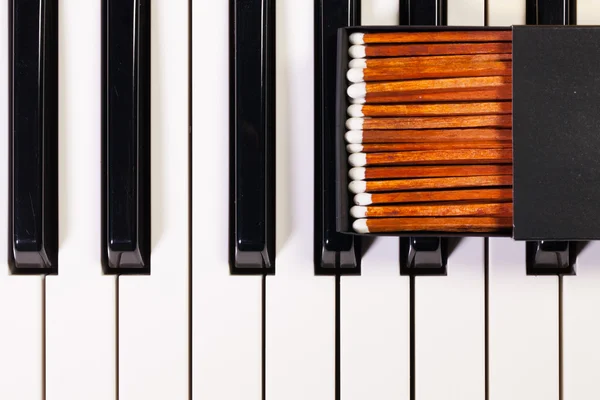 Teclado piano e caixa de fósforos de luxo — Fotografia de Stock