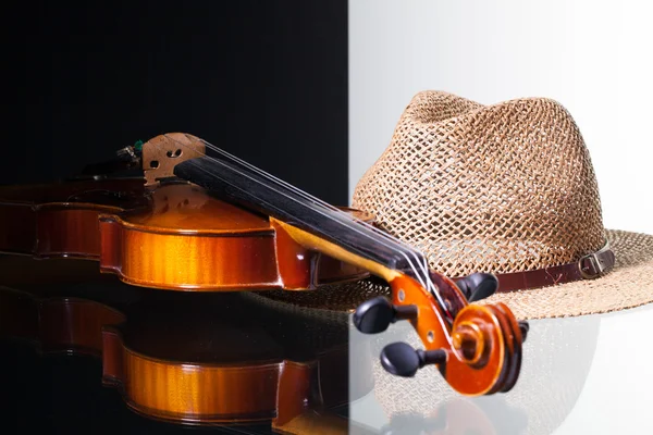 古いバイオリンと黒と白の背景に分離された麦わら帽子 — ストック写真