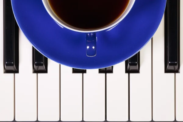 Clavier pour piano et tasse de café — Photo