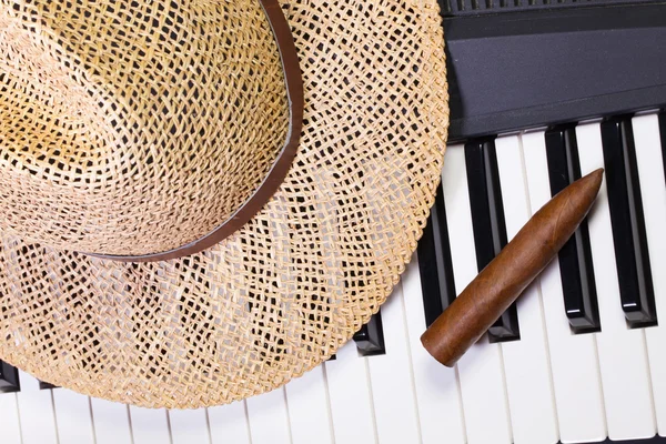 Teclado de piano, sombrero de paja y cigarro de lujo —  Fotos de Stock